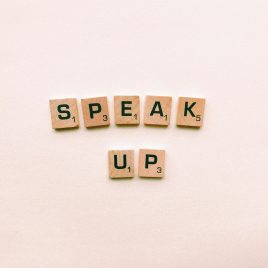 speak-up-message-with-wooden-scrabble-tiles-stockpack-pexels autoriteit