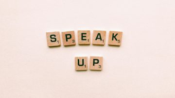 speak-up-message-with-wooden-scrabble-tiles-stockpack-pexels autoriteit