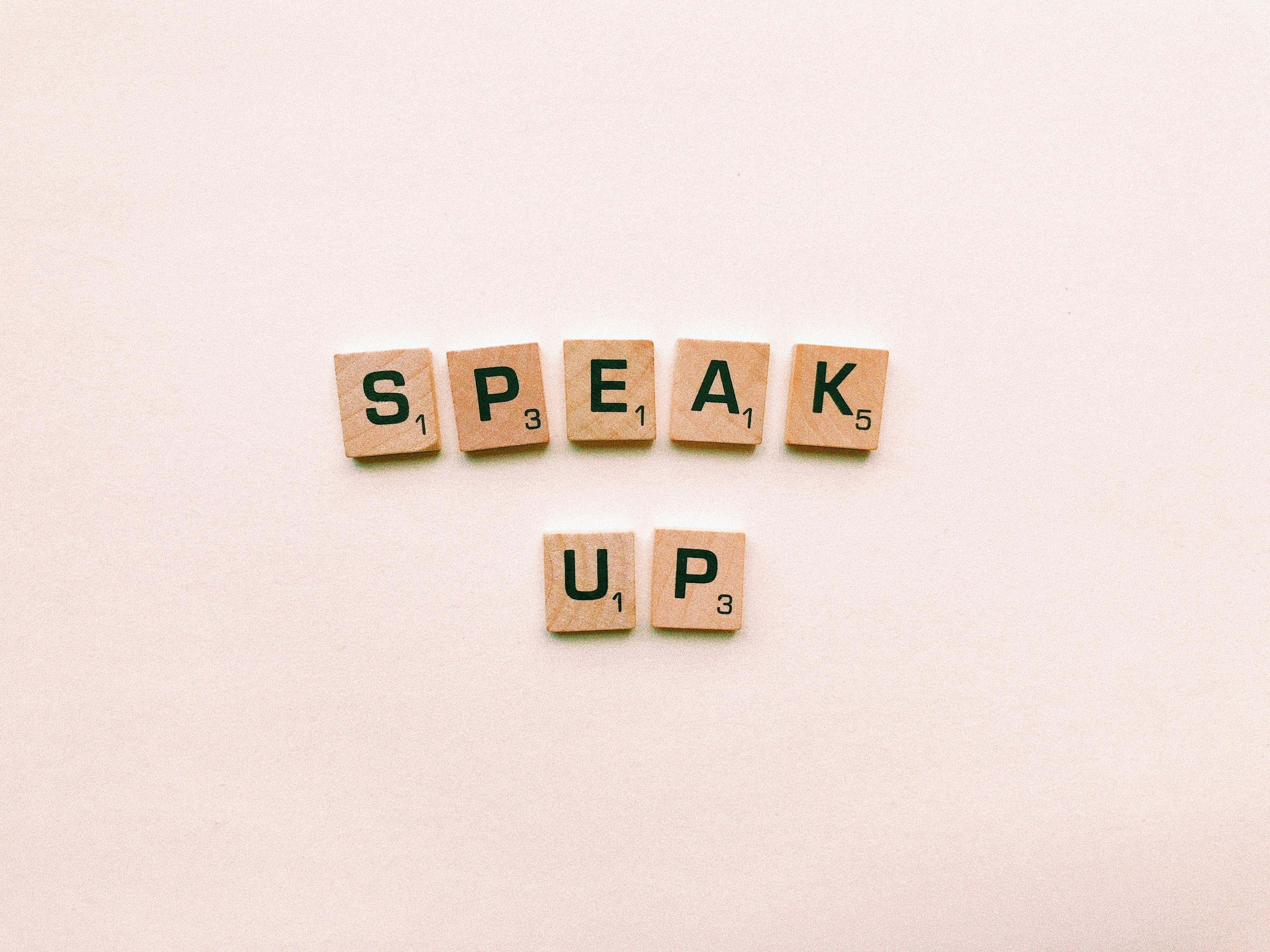 Speak up message with wooden scrabble tiles autoriteit