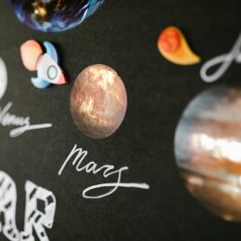 close-up-photo-of-a-creative-school-project-drawing-on-a-board-stockpack-pexels tijd