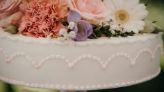 fondant-cake-with-fresh-flowers-stockpack-pexels huwelijk