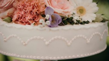 fondant-cake-with-fresh-flowers-stockpack-pexels huwelijk