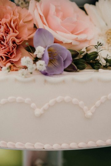 fondant-cake-with-fresh-flowers-stockpack-pexels huwelijk