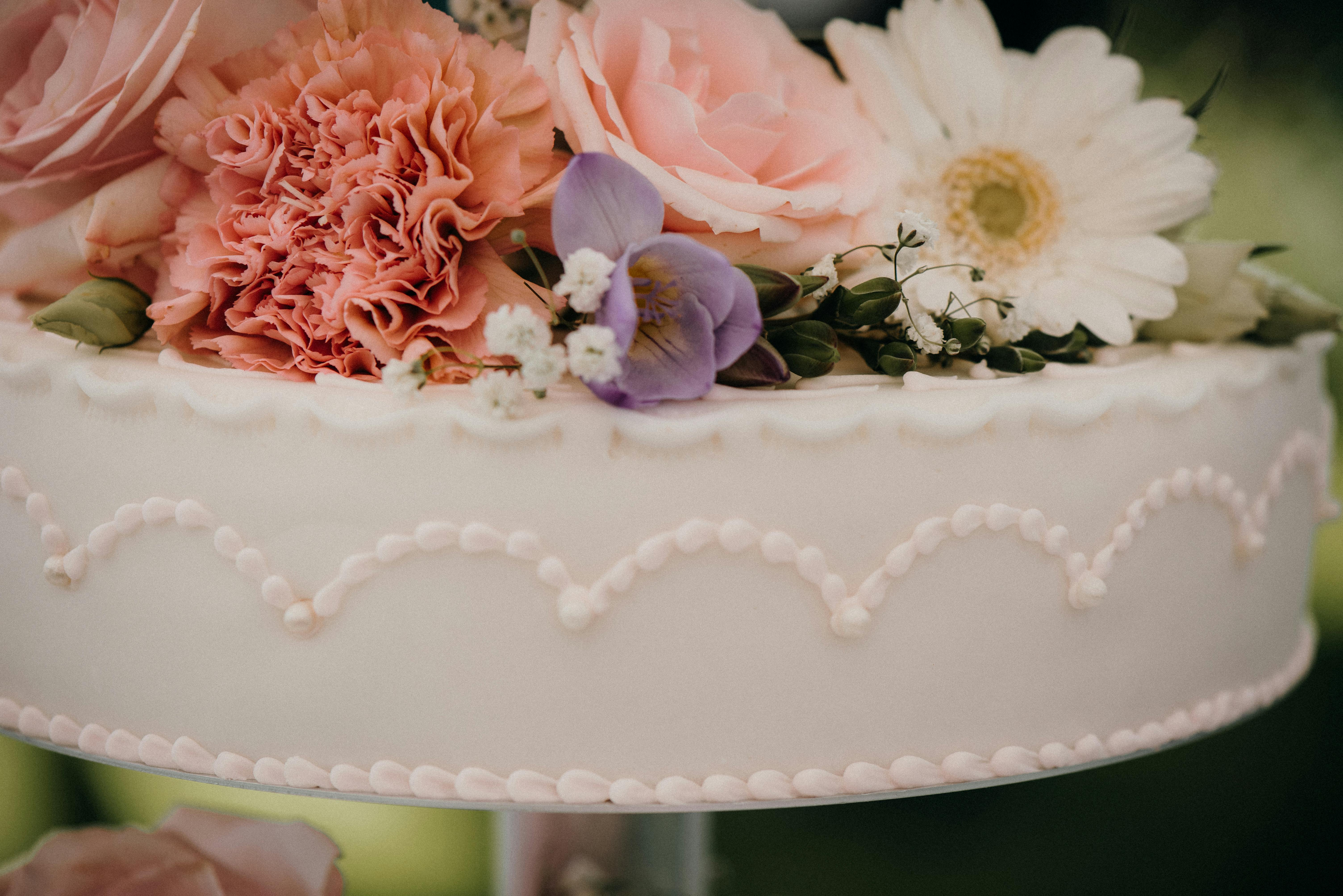 Fondant cake with fresh flowers huwelijk